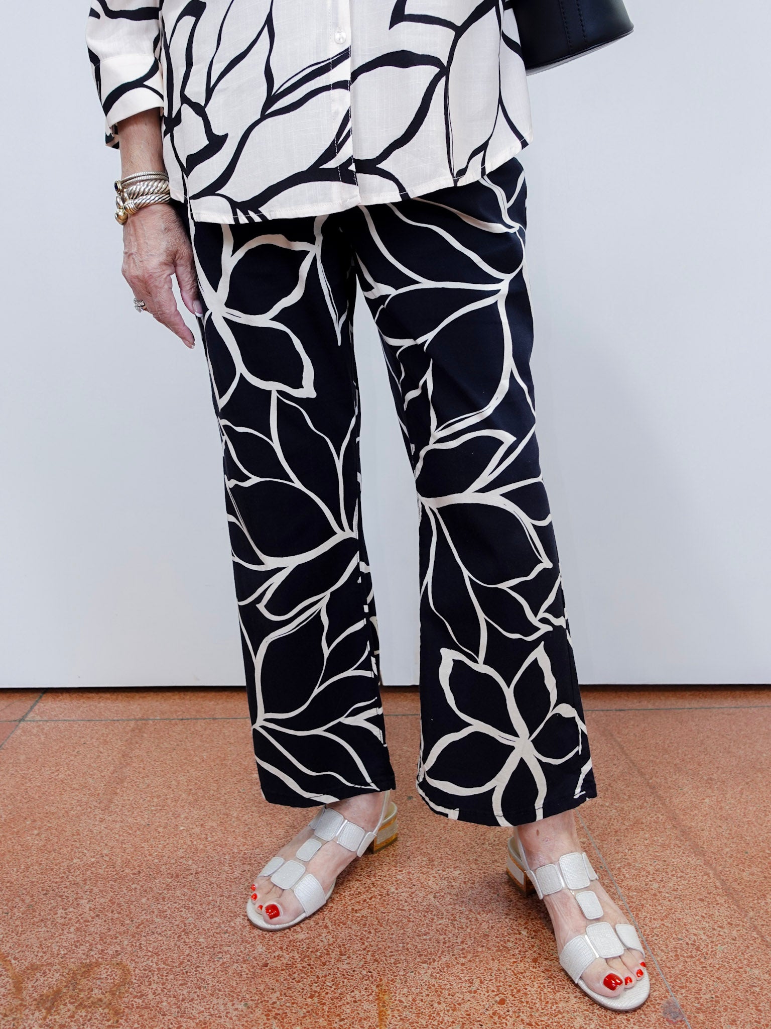 Woman wearing the FDJ Suzanne printed boot crop pant with a black and white abstract print.