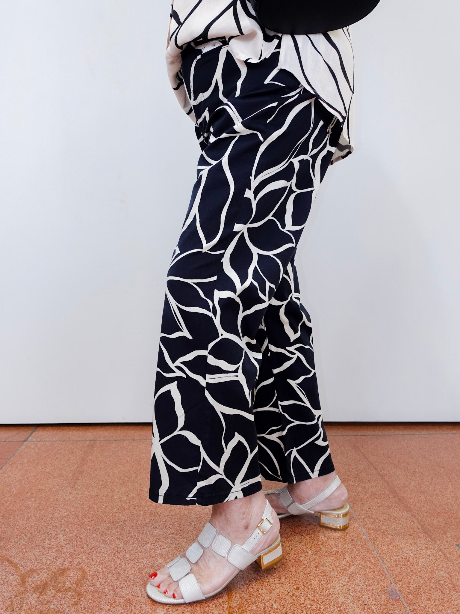 Woman wearing the FDJ Suzanne printed boot crop pant with a black and white abstract print.