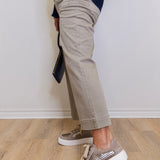 Woman wearing a cropped wide leg pant with front patch pockets in casual style in front a white background. 
